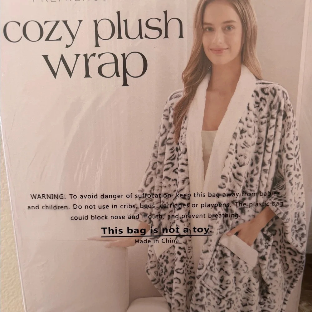 Snow Leopard Print Women's Plush Wrap. - Picture 2 of 4